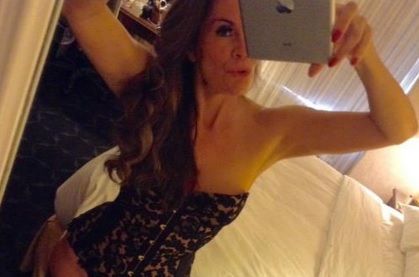 Face o avere colosală din fotografii. Cum se pozează această văduvă a șocat, dar nu se oprește aici!