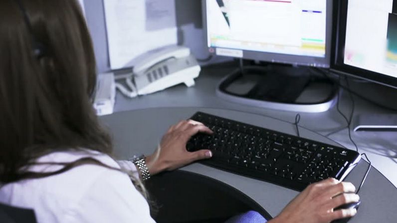 Caz uluitor: a sunat la 112 ca să reclame o urgență, dar polițistul i-a închis telefonul: "Așa, și?"