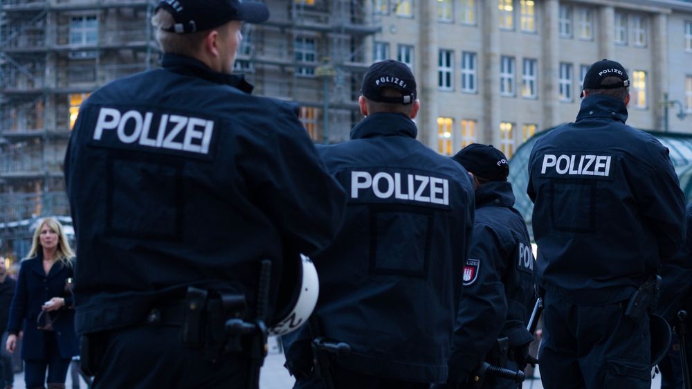 Atac armat în Germania. O femeie a fost împușcată mortal pe treptele tribunalului. Autorul s-a sinucis