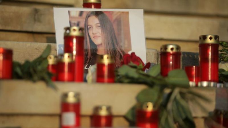 Protest PNL Bucureşti: au depus 400 de perechi de încălţăminte în faţă la MAI