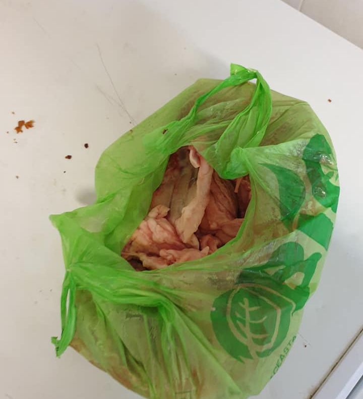 Imagini ireale: Sarmale congelate de la Crăciun servite într-un restaurant din România