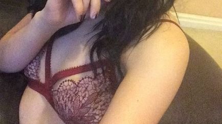 Ruleta rusească sexuală este noul joc porno pe care-l joacă o bombă sexy de 26 de ani