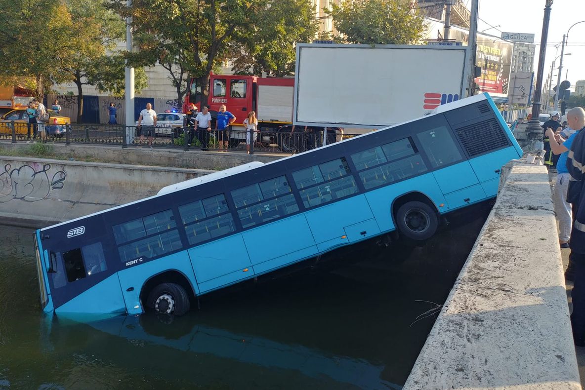 Autobuz al STB a plonjat în Dâmboviţa, după ce un autoturism a intrat pe roşu în intersecţie