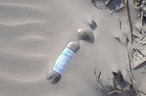 Mesaj șocant, ascuns într-o sticlă, pe plajă. Credea că e nisip, dar înăuntru era ceva terifiant!