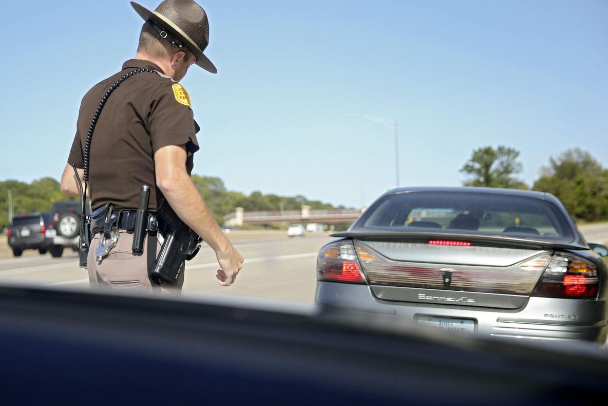 FOTO Incredibil! Ce făcea un șofer când a fost tras pe dreapta de poliție!