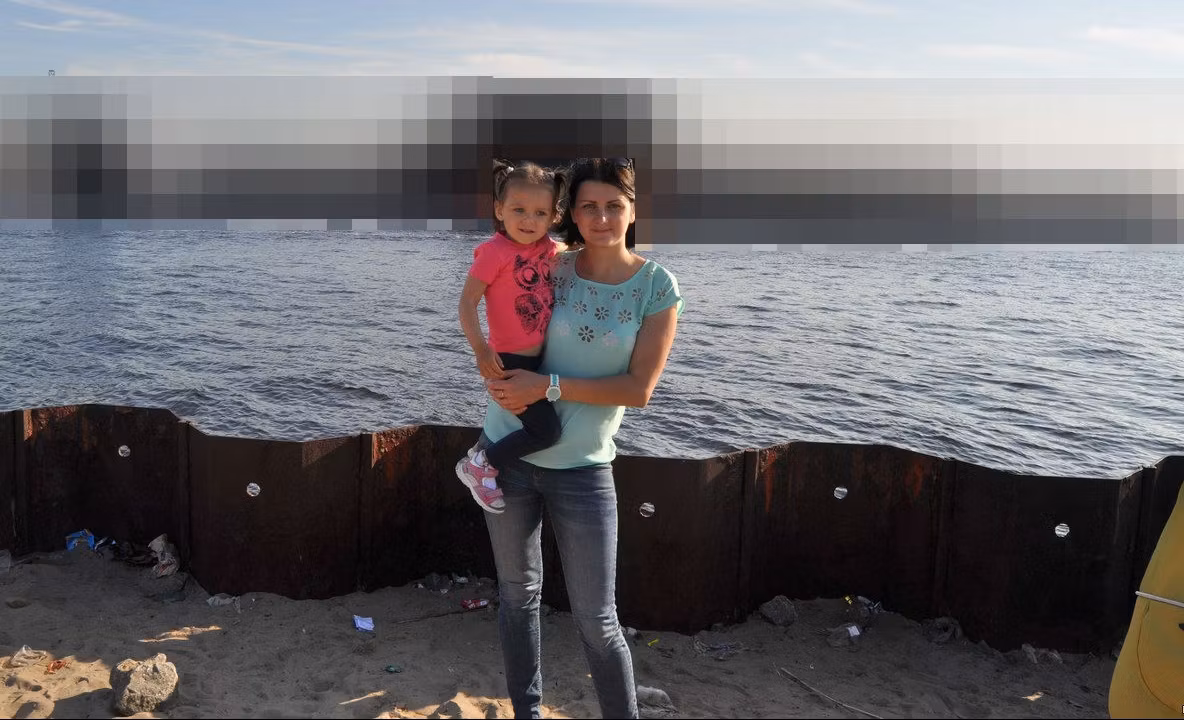 Au făcut o poză cu marea în fundal. Abia apoi au observat apariția șocantă din spatele lor