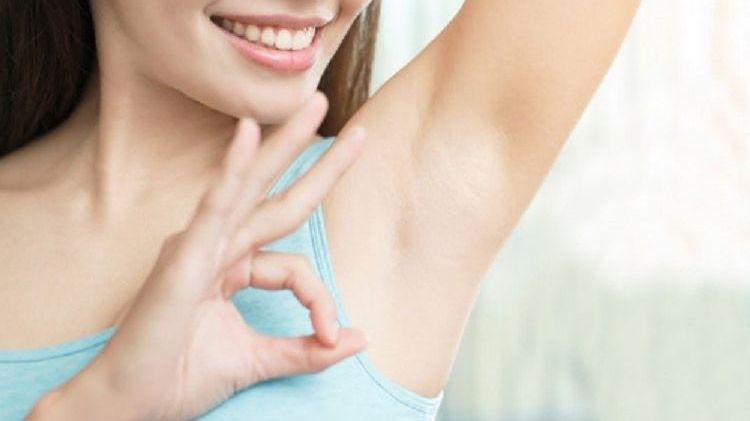 Intervenţiile cu botox la subraţ împotriva transpirației: o fiţă sau chiar funcționează?