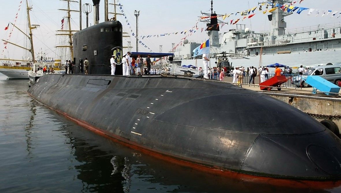 Submarinul impresionant care a ieşit la suprafaţă în Portul Constanţa