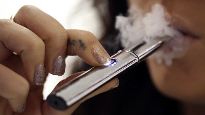 Țigările electronice, trecute oficial în ghidurile oncologice din SUA drept soluție pentru renunțarea la fumat
