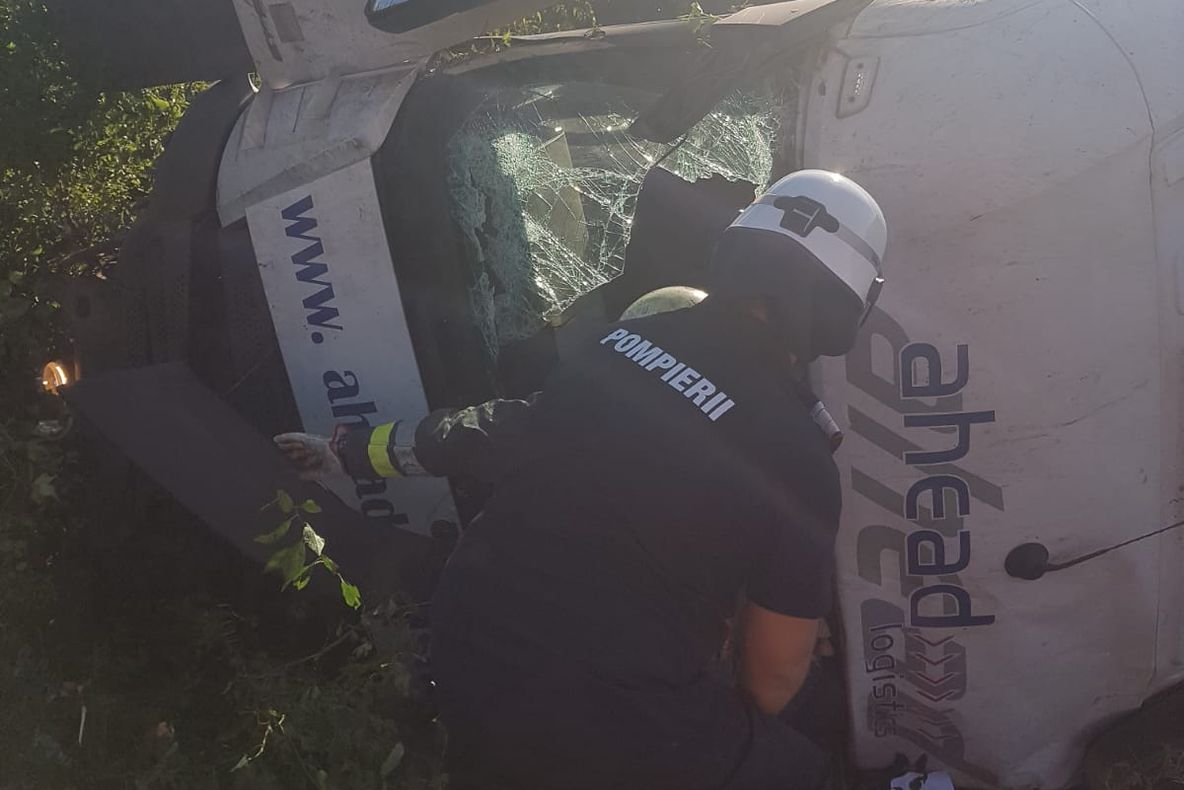 Accident cumplit în Dolj: TIR răsturnat, pe un drum național. Șoferul a murit