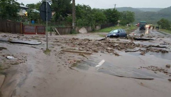 Transalpina BLOCATĂ de aluviuni de pe versanți, după o ploaie torențială