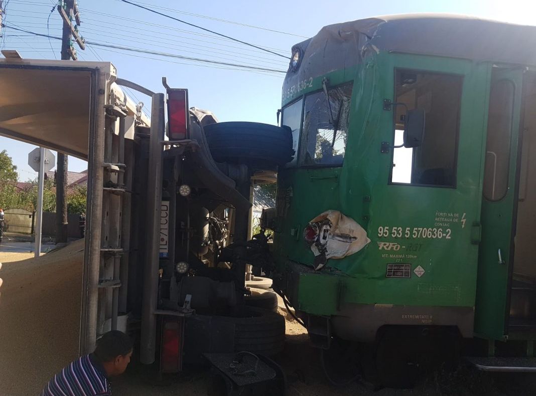 Accident feroviar, în jud. Botoșani. Un tren cu călători a deraiat: impact violent cu un camion