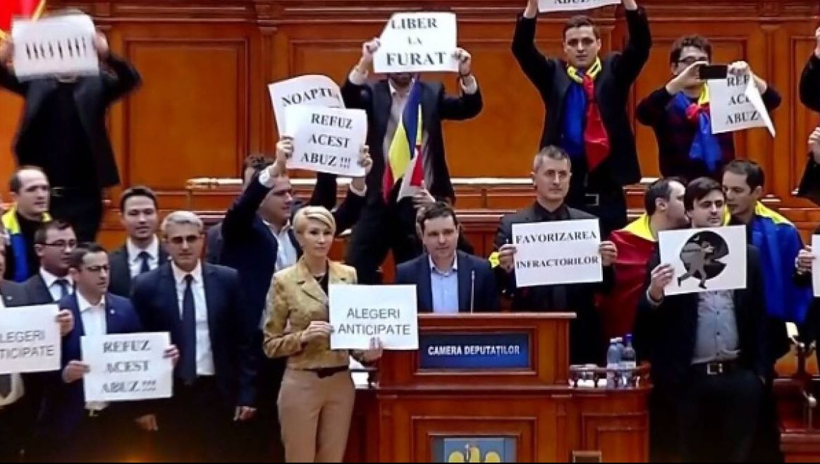 Cum se ajunge la alegerile anticipate