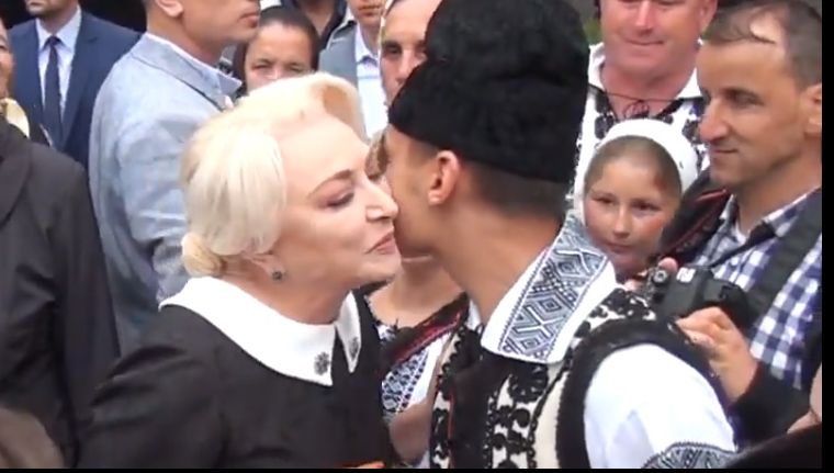Viorica Dăncilă, baie de mulțime la Mănăstirea Putna