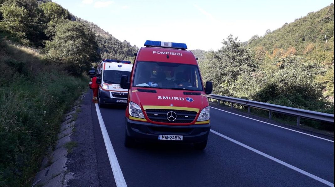 Accident grav, pe Valea Oltului: 8 victime, după ce o şoferiţă a adormit la volan