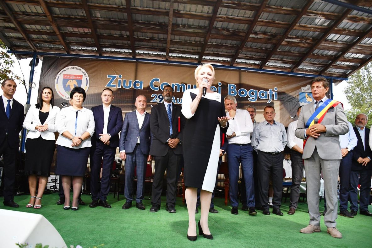 Dăncilă, în vizită la Bogați, cu rochie Fendi și broșă Chanel 