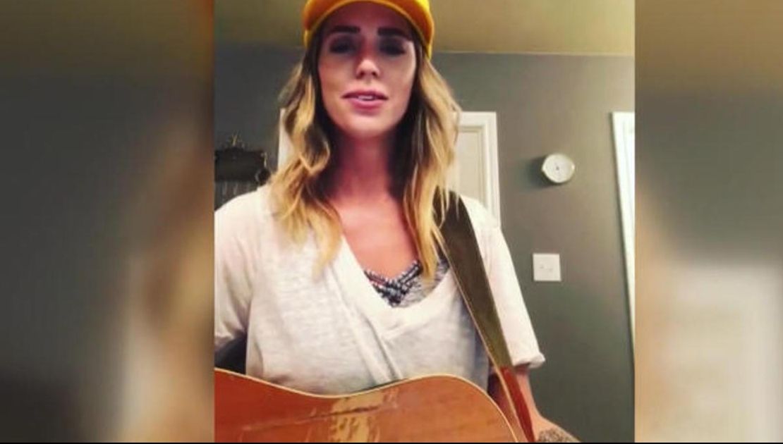 O cântăreață în plină ascensiune, moartă în accident de mașină