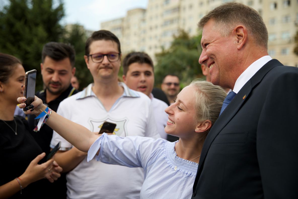 Motivele pentru care românii semnează în număr mare pentru candidatura lui Iohannis GALERIE FOTO (P)