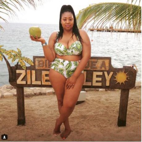 Ce se întâmplă când doamnele supraponderale îşi aleg costume de baie minuscule. Cum arată pe plajă