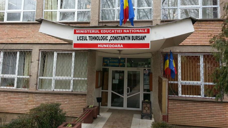 Elev bătut crunt pe holul unui liceu din Hunedoara