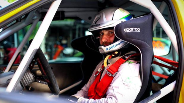 Dani Oțil a făcut accident! Mașina s-a izbit de copaci