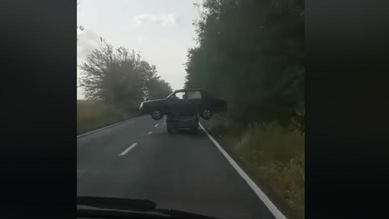 Dacia 1310, transportată într-un mod bizar. Șoferii au rămas mască