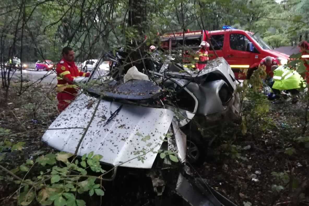 Tragedie la Constanța! S-a încolăcit cu mașina într-un copac