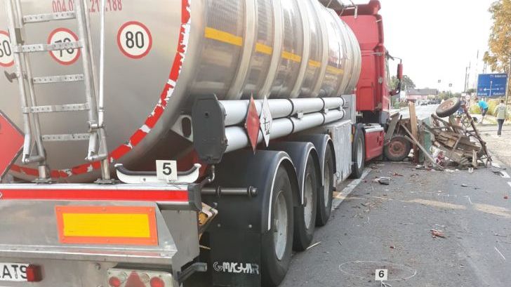 Accident cumplit pe DN 1D. O cisternă a intrat într-o căruță. 3 victime