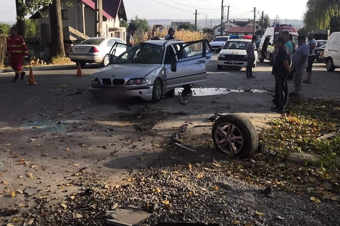 O maşină s-a răsturnat în judeţul Suceava: doi copii și doi adulți au ajuns la spital