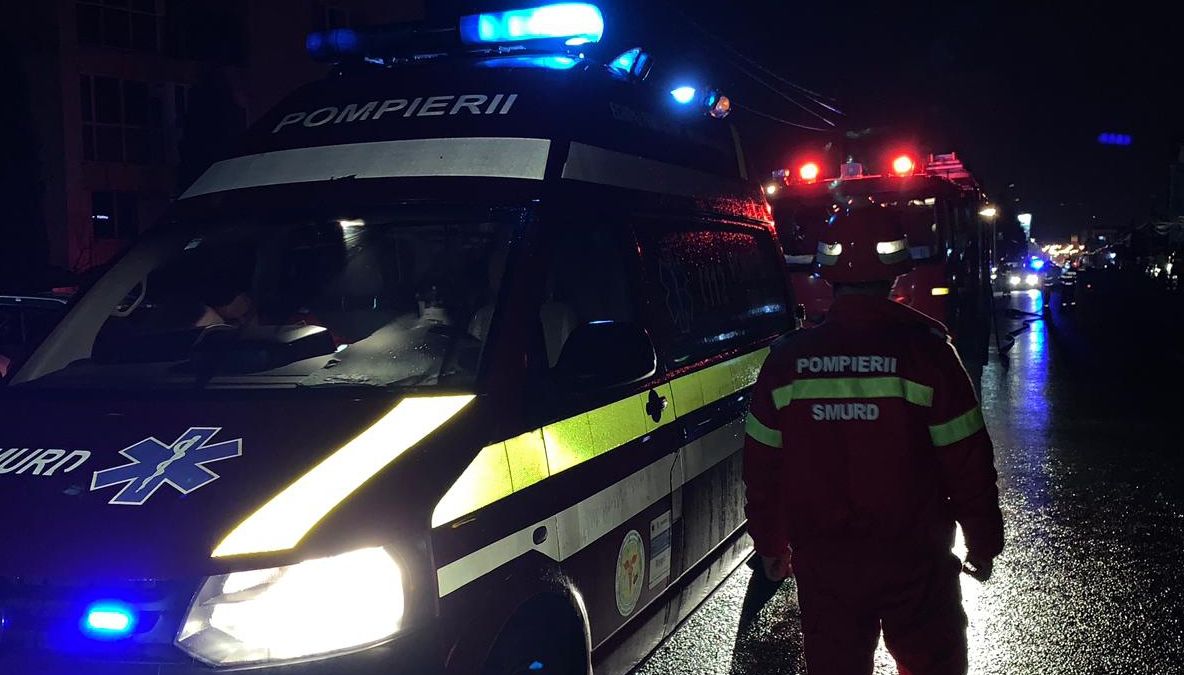 Accident grav în Bistrița-Năsăud. Un microbuz s-a răsturnat, 12 pasageri răniți