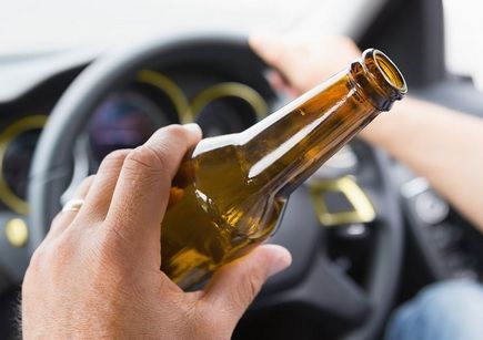 Un bărbat beat a furat mașina fratelui și s-a izbit de gardul din curtea mamei