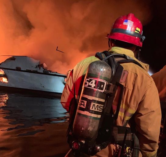 Ambarcaţiune în flăcări, în largul coastei Californiei: morți și răniți. Zeci de persoane, dispărute