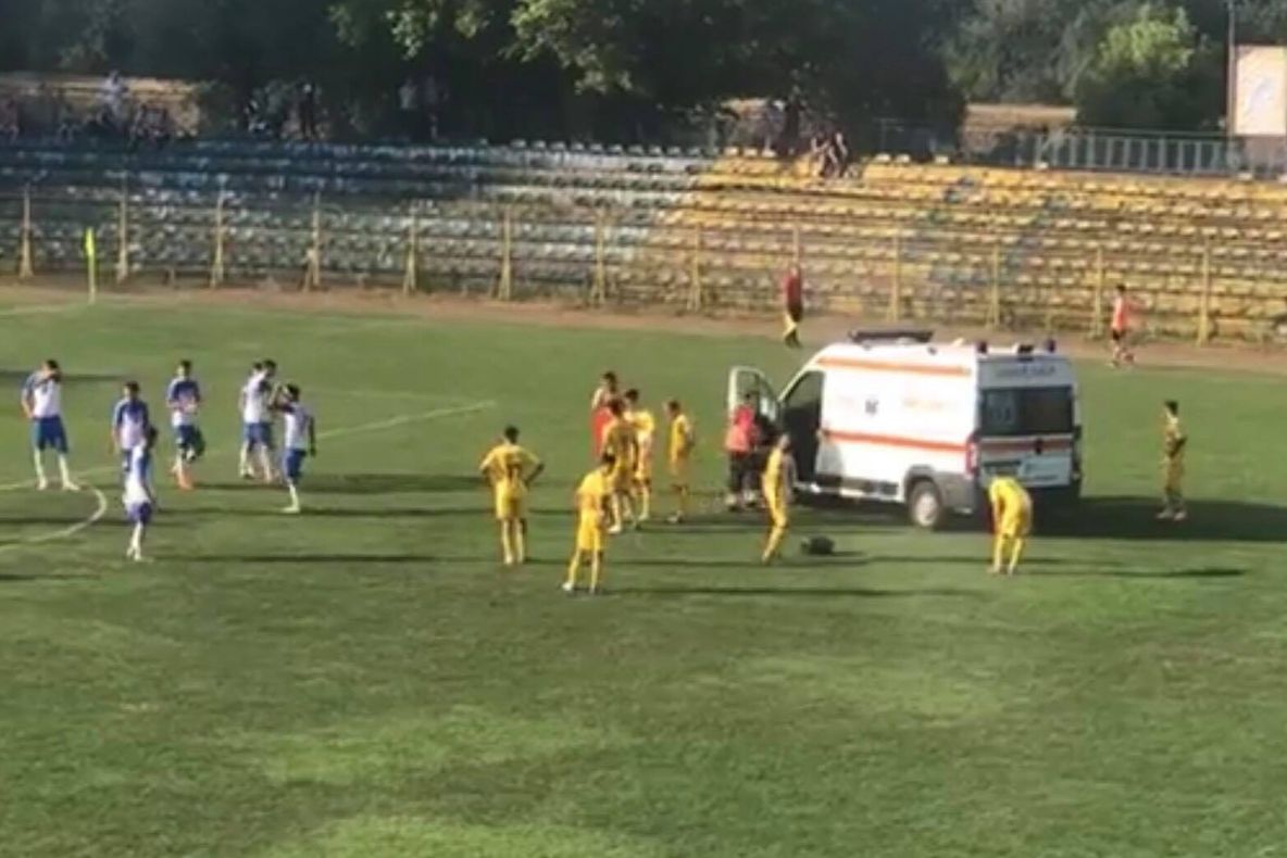 Clipe de groază la un meci de fotbal! Ambulanţa a intrat pe teren