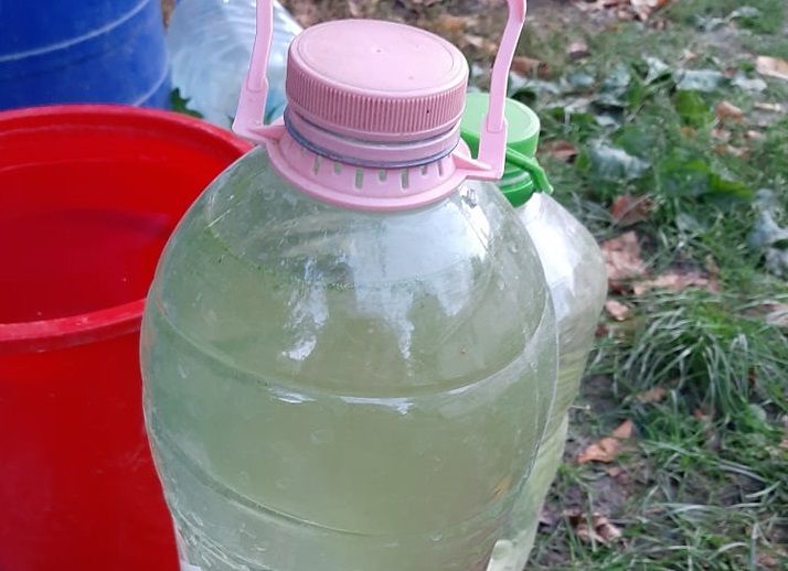 Apă murdară, și cu program, furnizată la robinet într-o comună din Vrancea. Reacția furnizorului