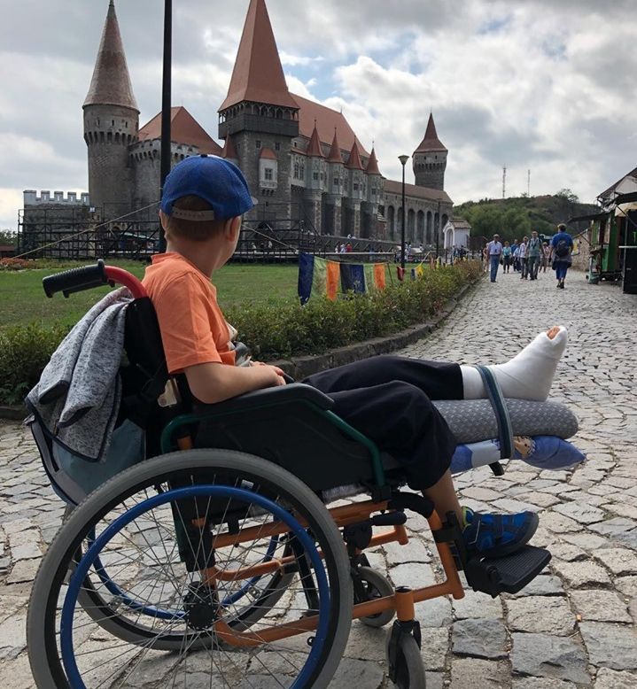 Și-a dus fiul în scaunul cu rotile în vizită la Castelul Corvinilor. E inuman ce a pățit acolo!