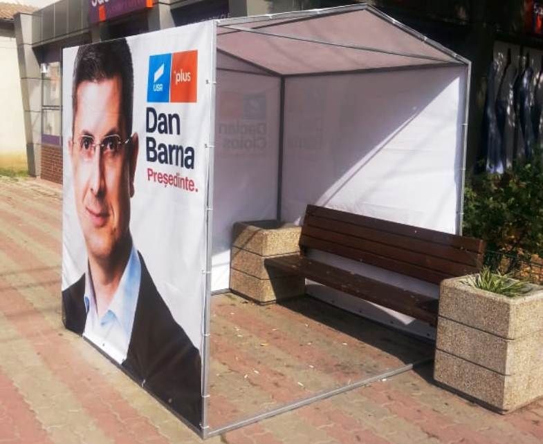 Cei de la USR-PLUS au „confiscat” o bancă pentru a strânge semnături pentru prezidenţiale