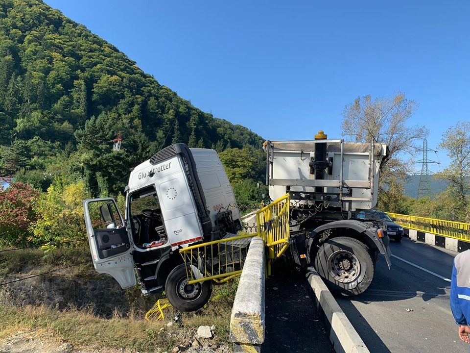 Accident înfiorător, în jud. Neamț. O autobasculantă a derapat