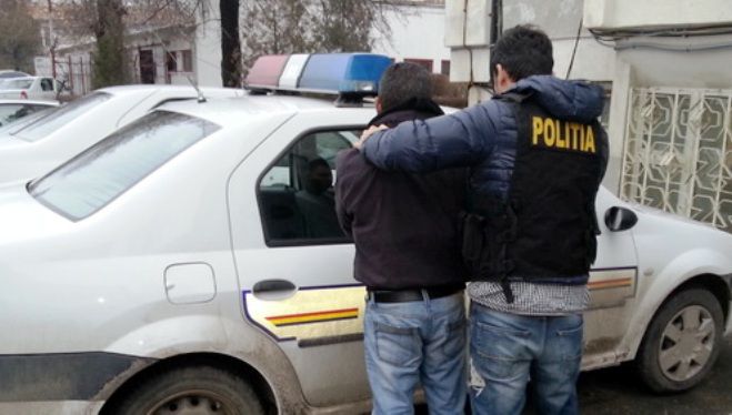 Viața în România. Un bătrân, tâlhărit de banii câștigați la o partidă de tabinet