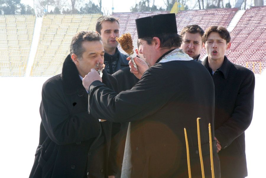 Becali și Vintilă, executați de toată lumea! "Ce cauţi cu tămâia?”