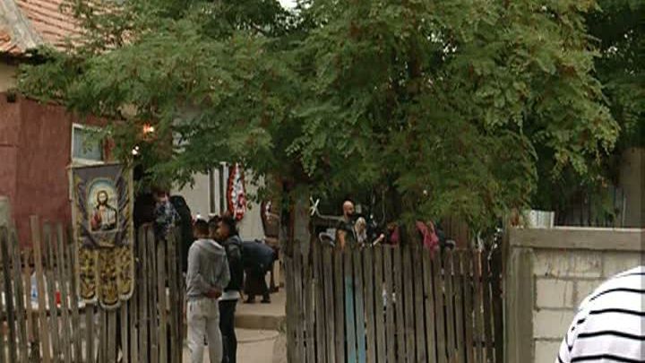 Moment emoționat în fața casei Adrianei, fetița ucisă de olandez