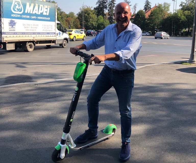 Cozmin Gușă, pe trotinetă în București