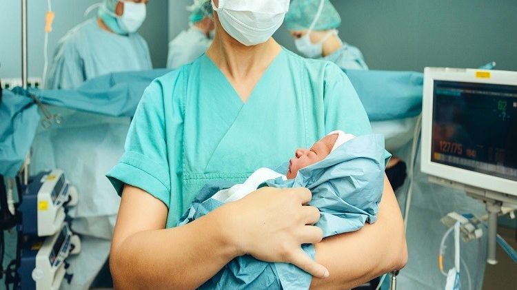 Când este recomandată nașterea prin cezariană