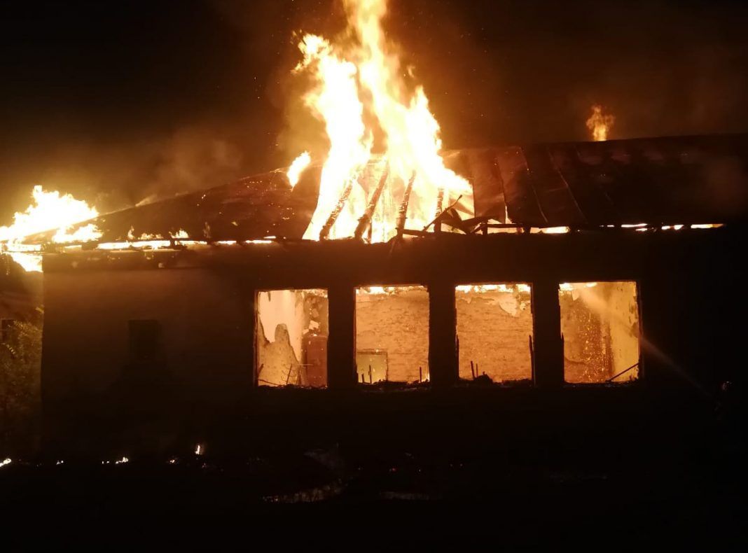 Incendiu la o școală dezafectată. Clădirea a ars din temelii