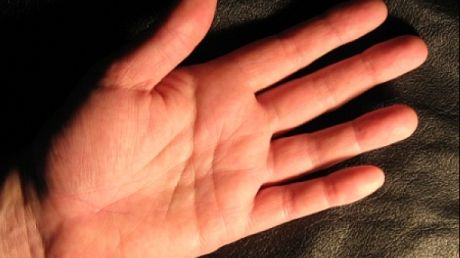 Cum scapi instant de durere. Metoda folosită de militari: Apasă acest punct din palmă!