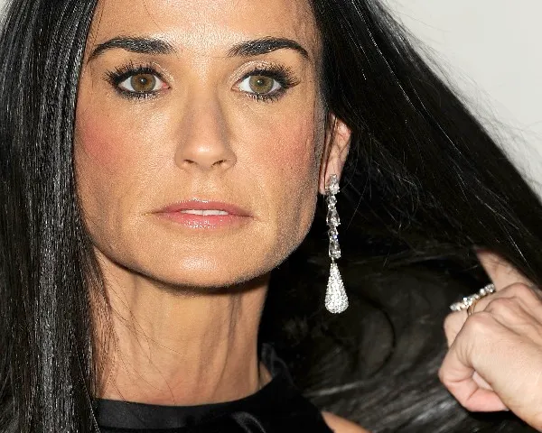 Declarații șoc ale unei vedete de la Hollywood: "Mama m-a vândut pentru 500 de dolari unui bărbat"