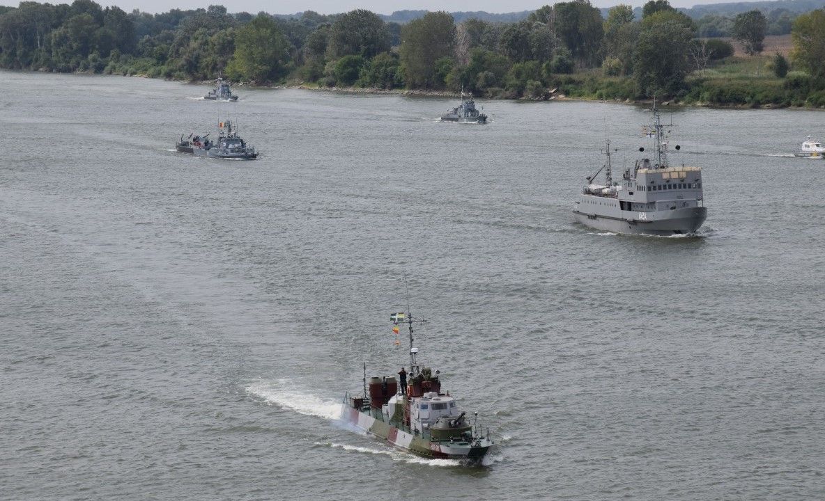Nouă nave militare fluviale și sute de militari participă la un exercițiu în Delta Dunării