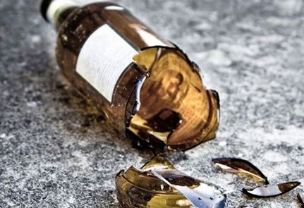 Imagini șocante, în Călărași. O mamă beată, cu copilul de mână, cade în șanț 