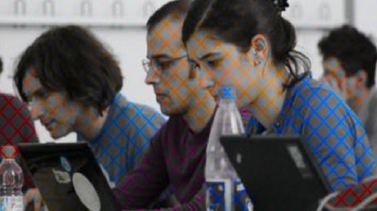 De ce vedem în culori această fotografie alb-negru