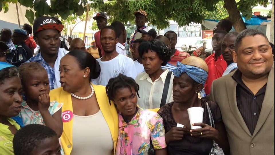 Un senator a deschis focul în fața Parlamentului. Pe cine a rănit