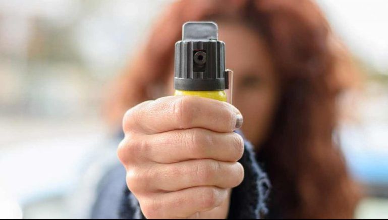 O învățătoare din Satu Mare a atacat cu spray lacrimogen doi elevi! Femeia a fost arestată